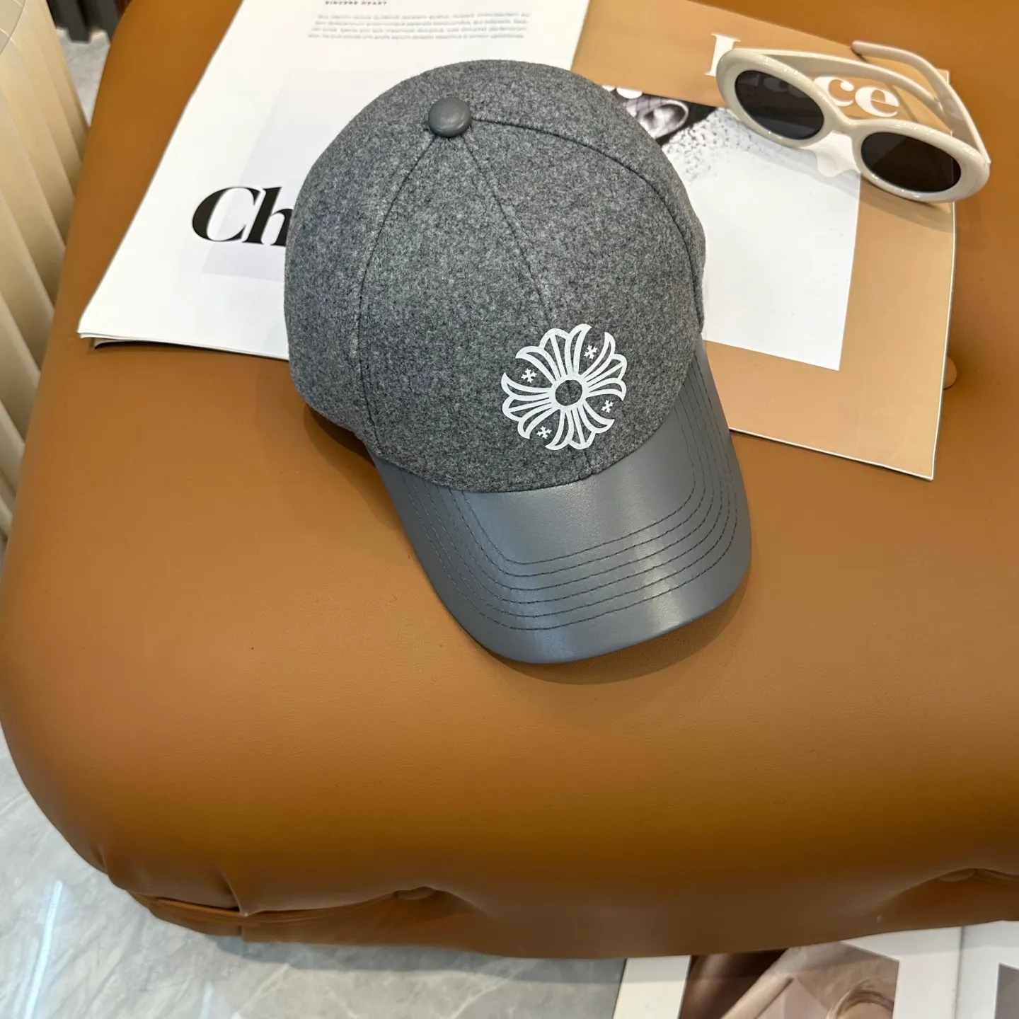 P60 Crow Heart's new autumn and winter fur-stitched baseball cap. It's full of autumn and winter atmosphere. The quality is great. The deepening of the hat shape makes it more elegant. It's very nice for both men and women. It's a classic among classics. It goes well with daily wear. Casual and fashionable.